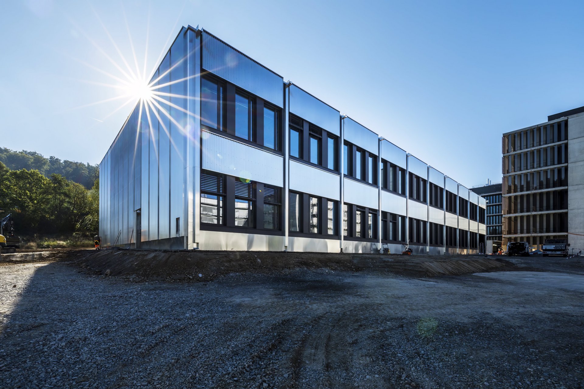 Neu erstelltes Provisorium des Functional Genomics Center Zurich (FGCZ), eine gemeinsame Forschungs- und Ausbildungsplattform der Universität Zürich (UZH) und der ETH Zürich. Das neue Gebäude bietet viel Platz für Labormitarbeitende und wissenschaftliche Geräte. Das Gebäude ist auf eine Nutzungsdauer von 15 Jahren ausgelegt und hat besondere Ansprüche an die Nachhaltigkeit.