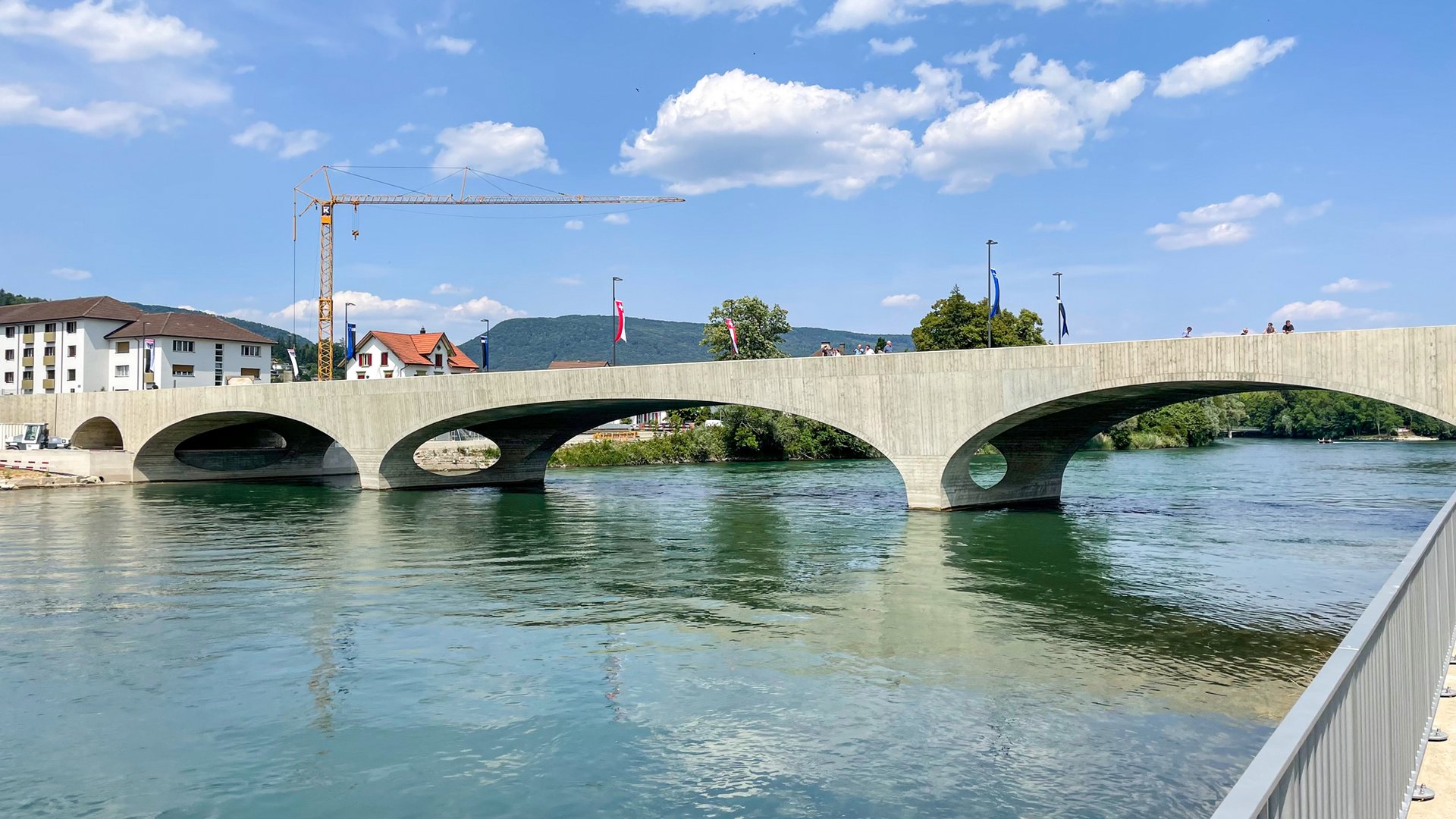Kettenbrücke «Pont Neuf» in Aarau, Schweiz. Die Brücke wurde 1843 erbaut und steht unter Denkmalschutz. Die Brücke ist eine Steinbogenbrücke mit drei Bögen. Die Bögen sind aus hellem Stein und sind nun in einem guten Zustand. Die Brücke hat einen Gehweg für Fussgänger und Radfahrer.